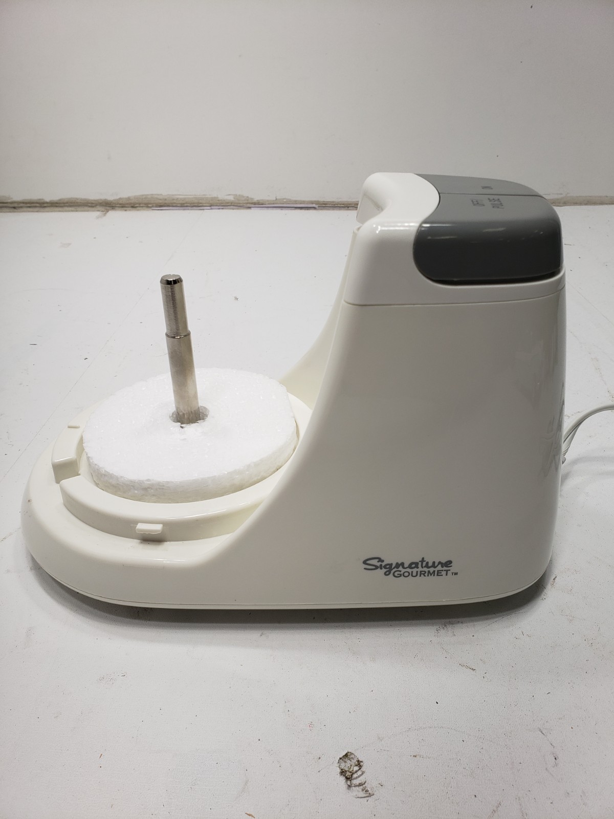 Signature Gourmet Deluxe Food Processor With Chute White