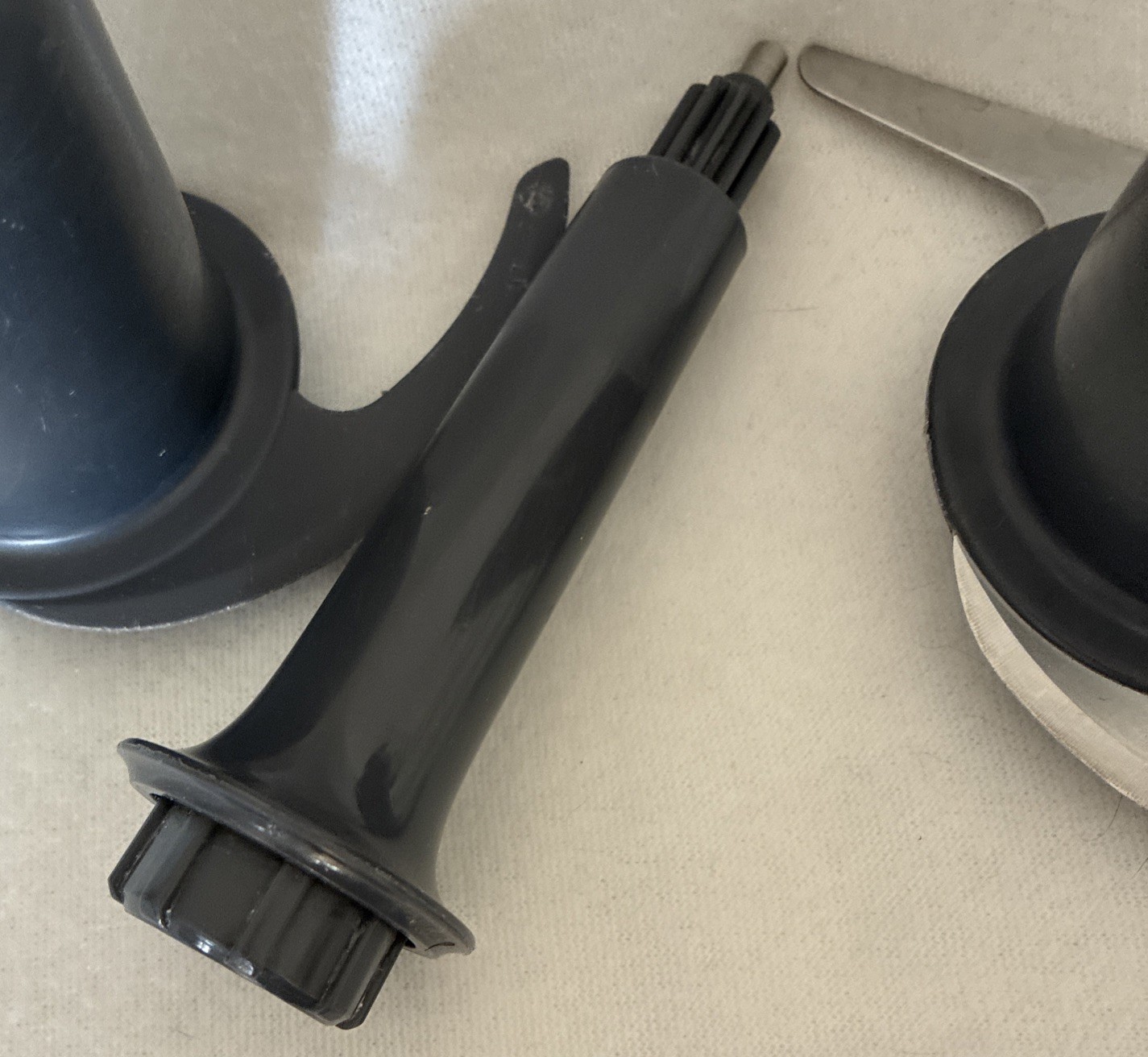 DeLonghi DFP250 Food Processor 9-Cup Slicing Metal S Blade & Stem Spindle Parts.