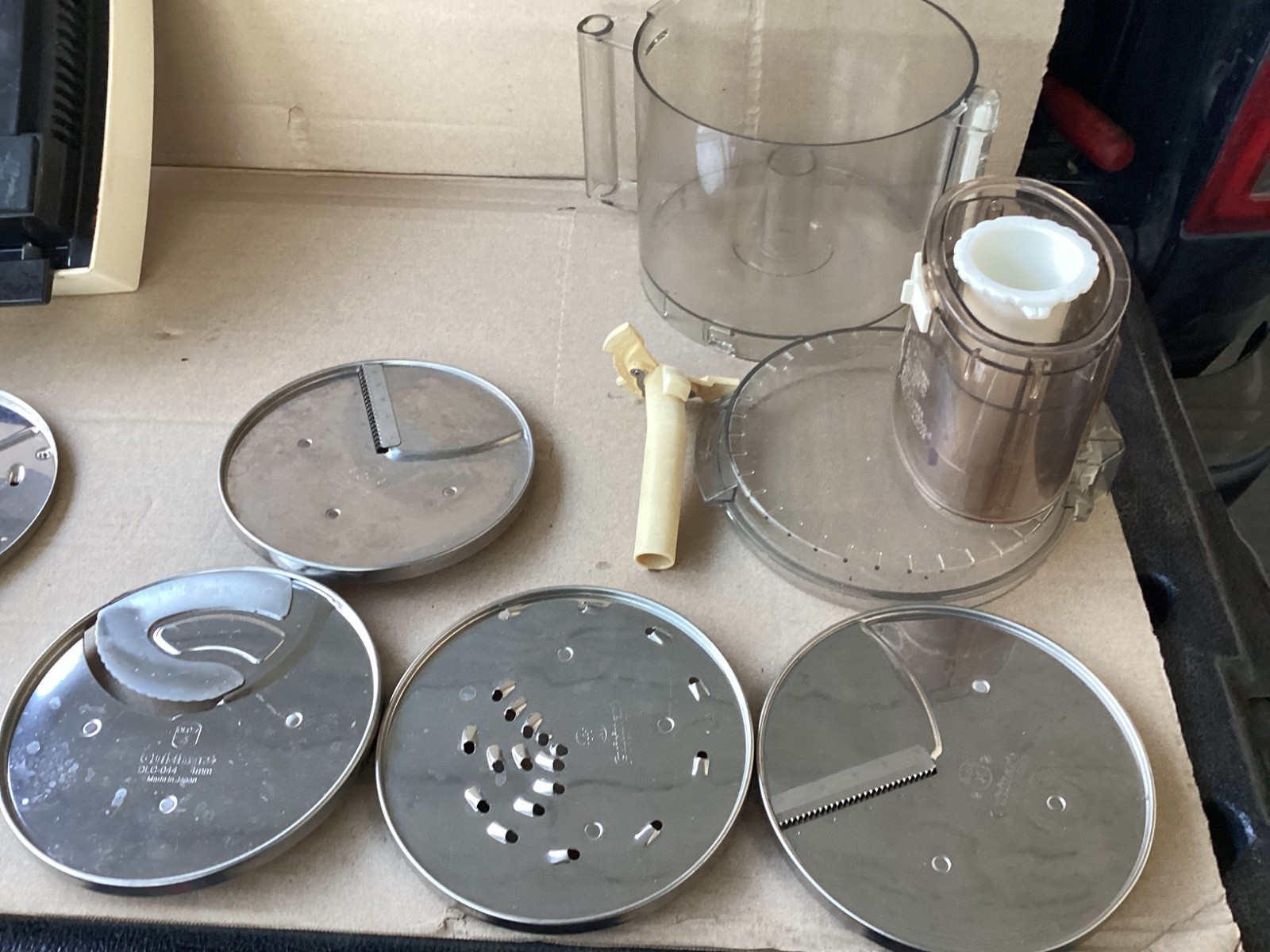 Cuisinart Food Processor Model #DLC-7Pro 14 Cup with Attachments Works!