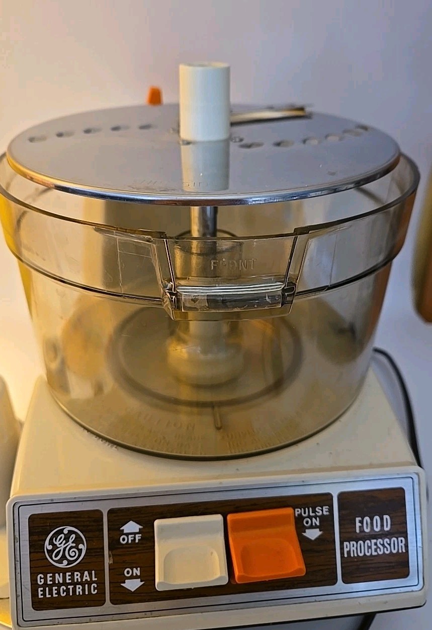 General Electric GE Food Processor Chopper Slicer Shredder D8FP1 VTG with Papers