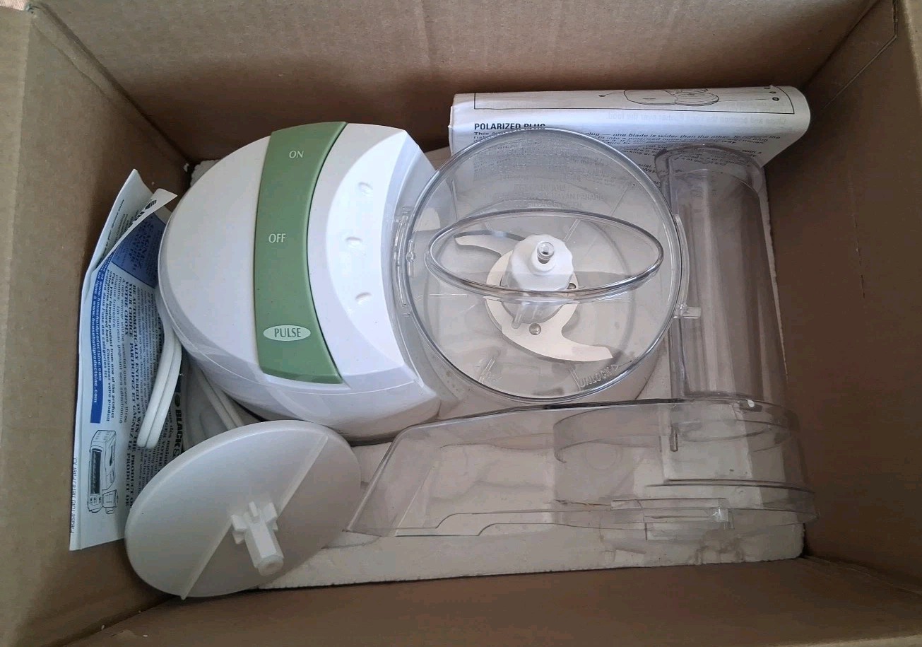 Black & Decker Mini Pro Food Processor MFP100 2000 New Open Box