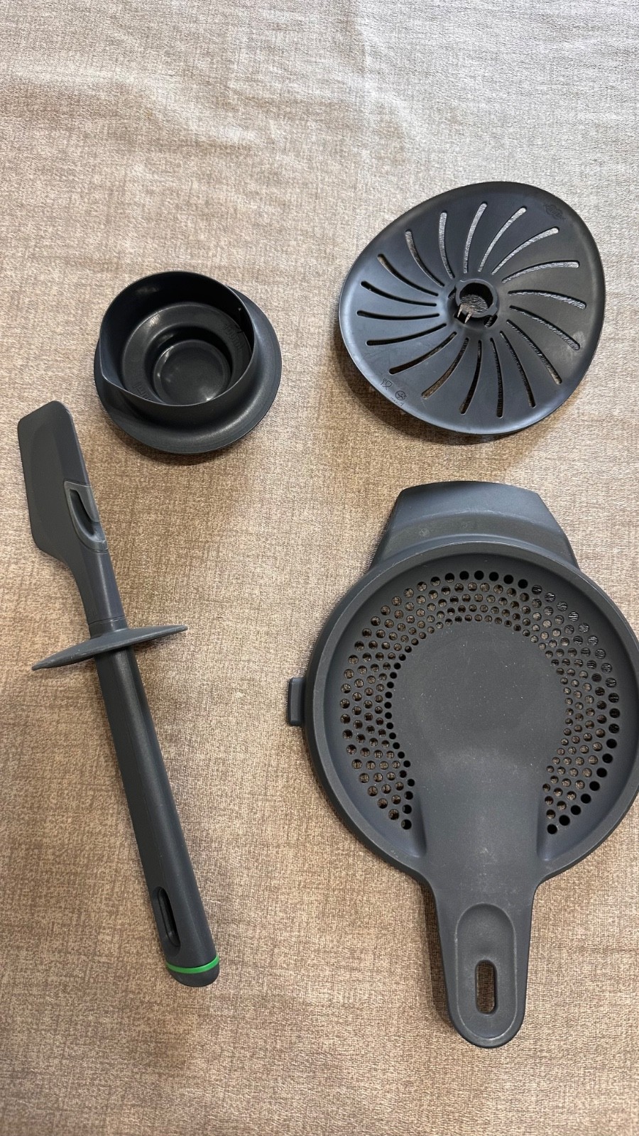 Complete with varoma, basket, spatula, butterfly, lid, wire cover, purse
