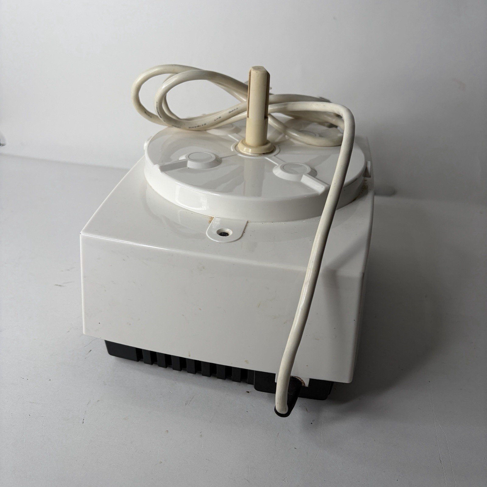 Cuisinart DLC-10 DLC-8F Food Processor Base Motor For Parts DOES NOT TURN ON