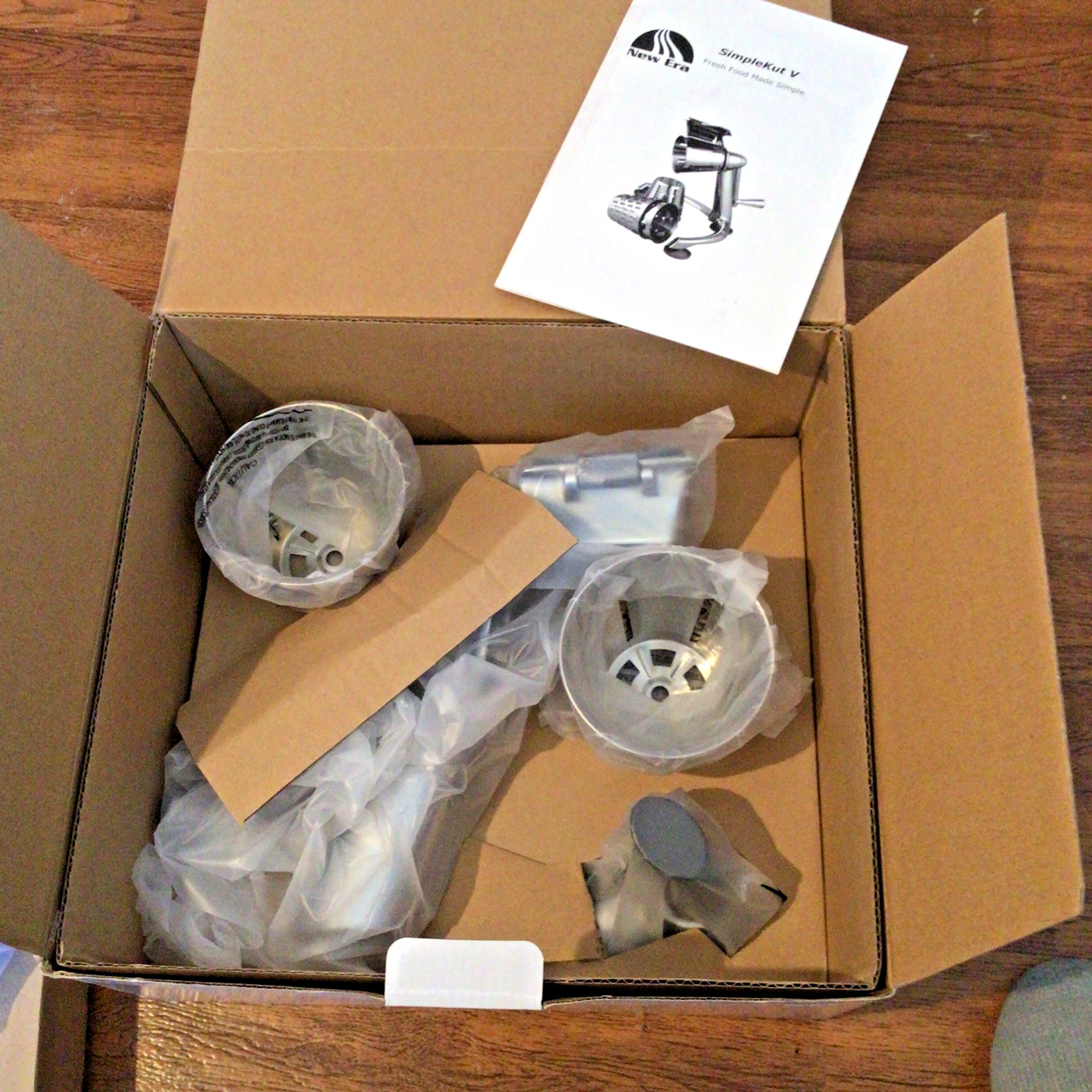 Brand New NEW ERA Simple Kut V Manual Food Processor W/ 5 Cutting Cones Blades