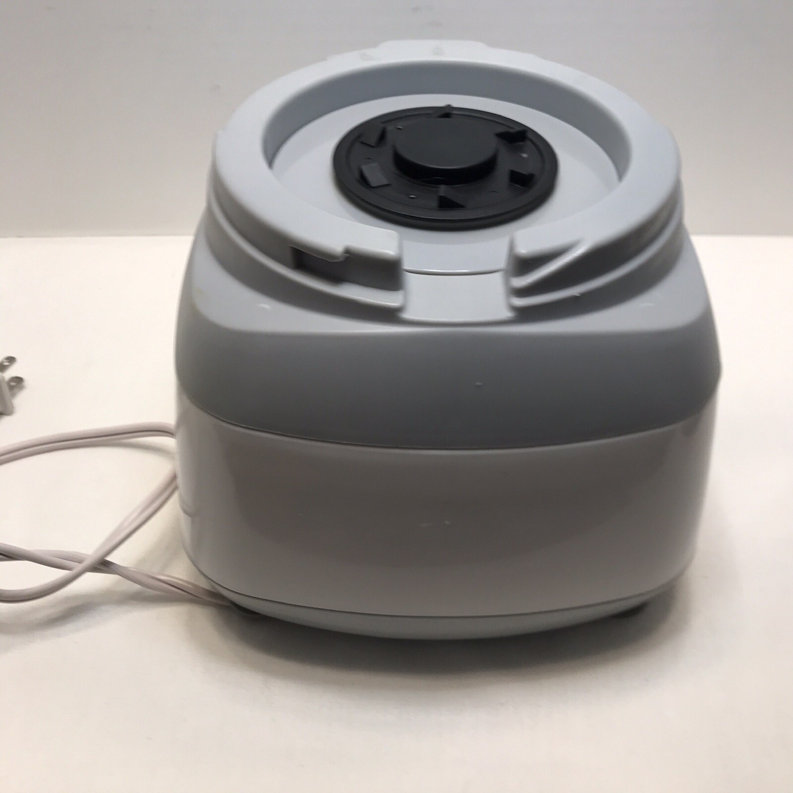BLACK DECKER Wide Mouth Food Processor FP2500 BASE MOTOR ONLY. White Gray