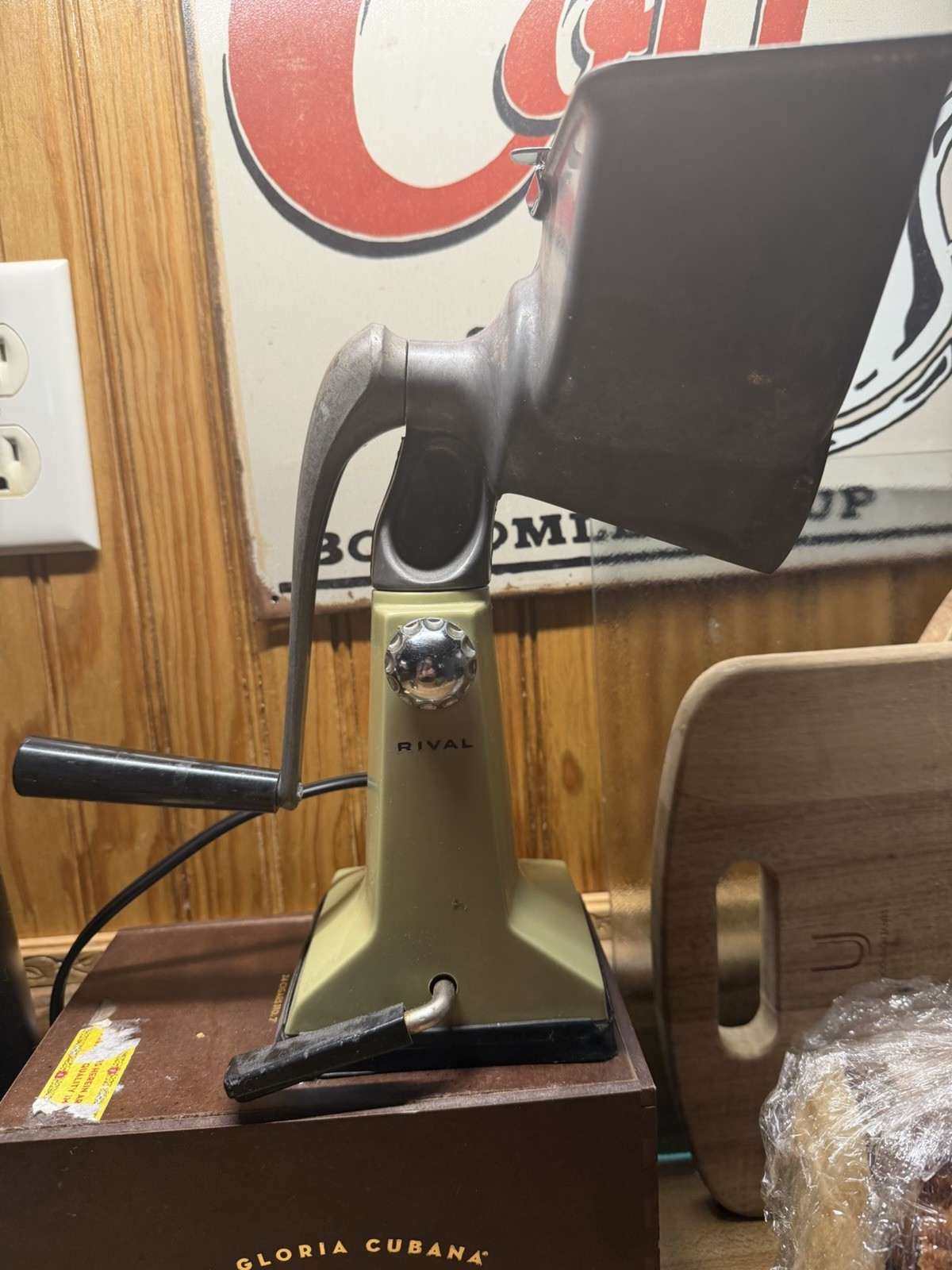 Vintage Rival manual rotary food slicer/shredder in good working condition.