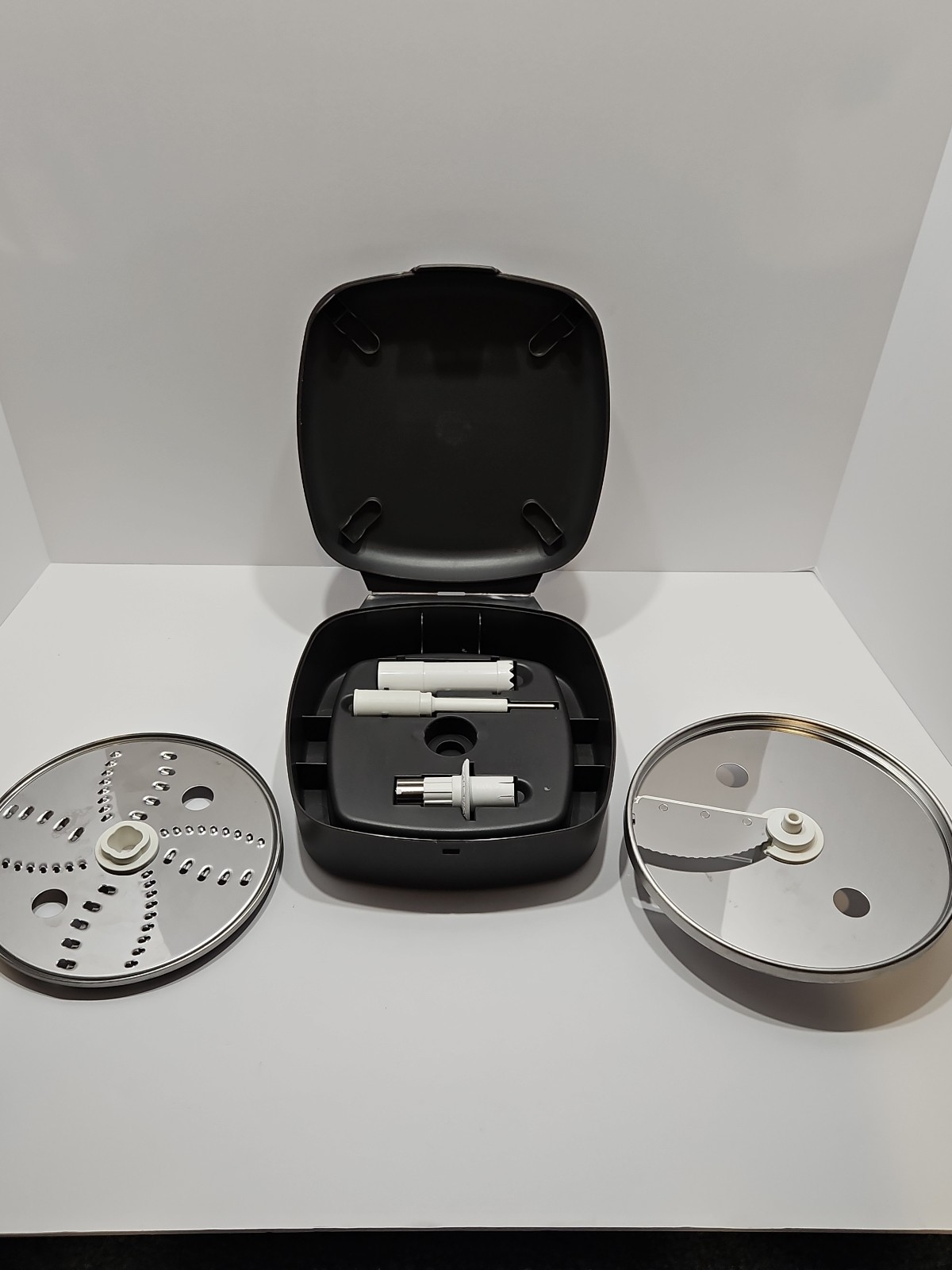 KitchenAid Adjustable Slicing & Reversible Shredding Disc Set w/ Case –Very Good