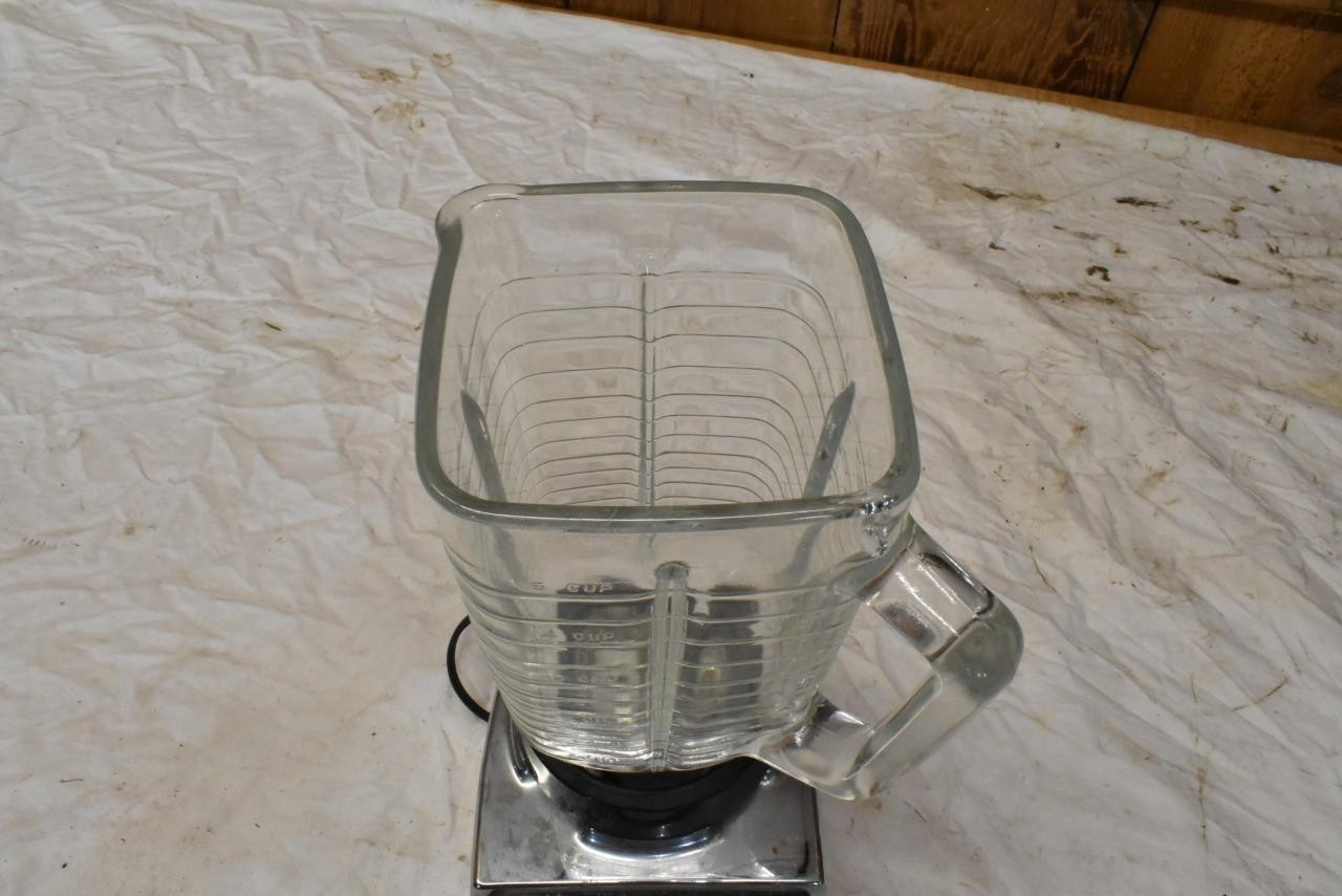 Vintage Sears Roebuck Deluxe 8 Speed Blender MCM w/ 5 cup Glass Pitcher
