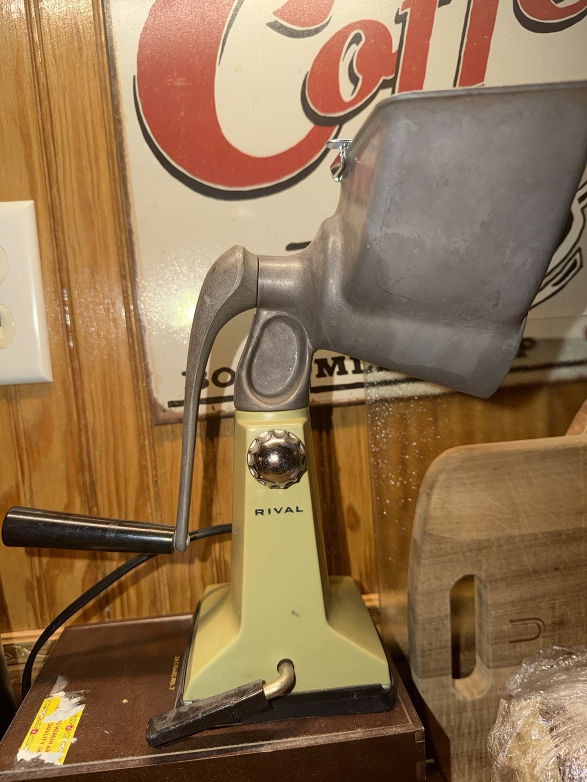 Vintage Rival manual rotary food slicer/shredder in good working condition.