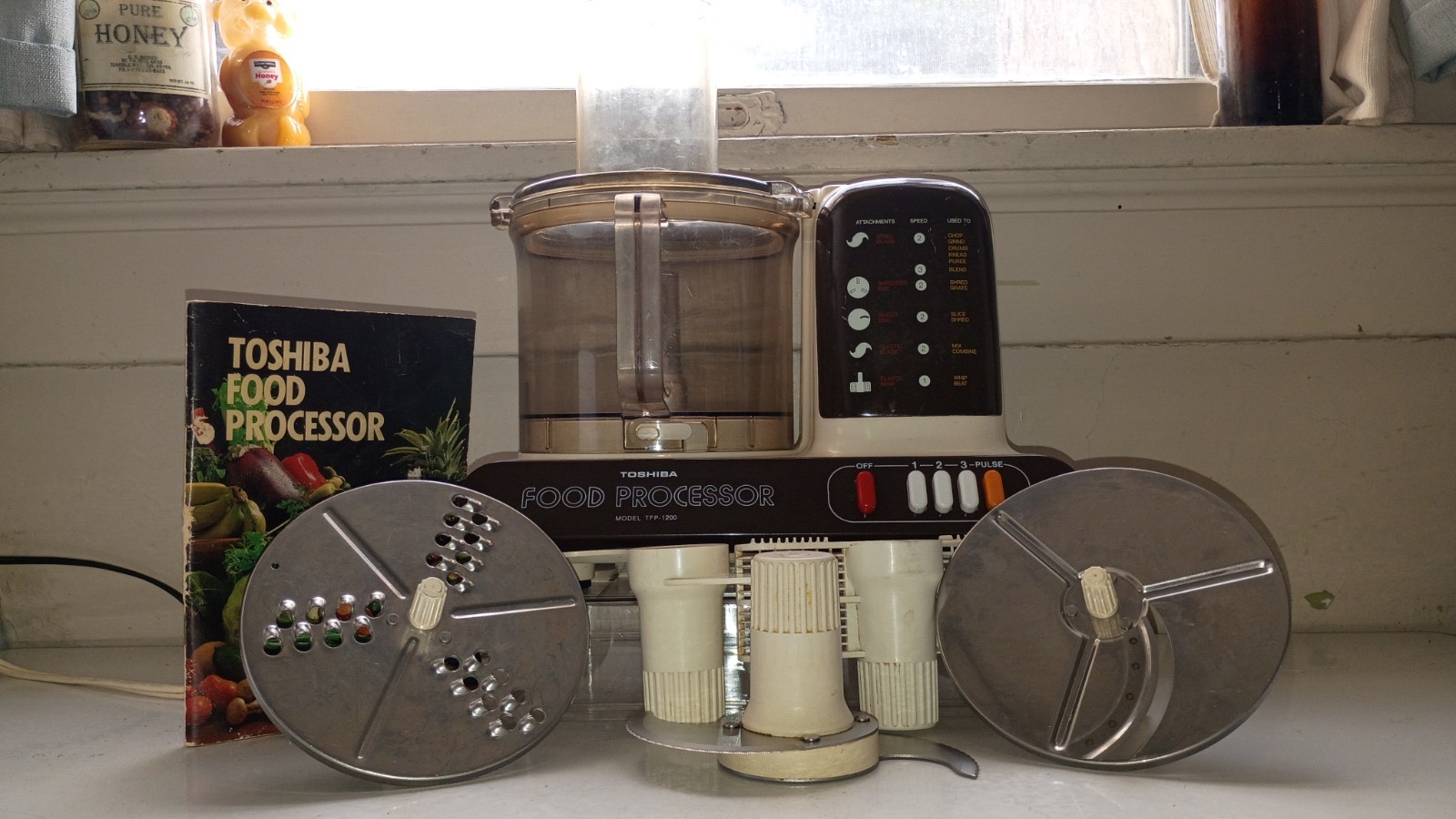 Food Processor Toshiba Model TFP-1200 Slicer w/Blade, Shredder & Slicer Discs