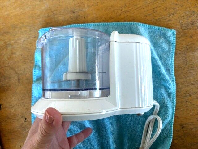 Black & Decker Food Chopper One-Touch Electric 1.5 Cup White HC306 Type 1 Works