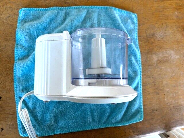Black & Decker Food Chopper One-Touch Electric 1.5 Cup White HC306 Type 1 Works