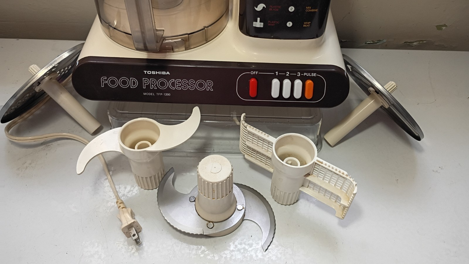 Food Processor Toshiba Model TFP-1200 Slicer w/Blade, Shredder & Slicer Discs