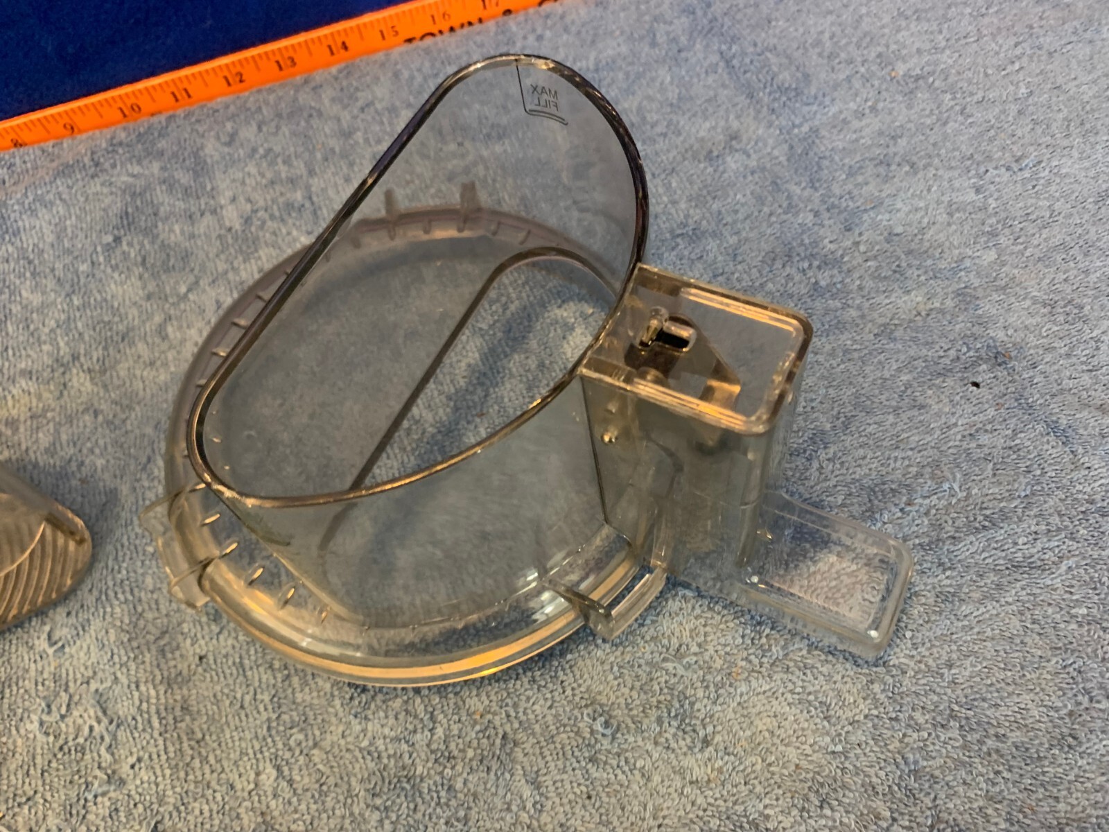 Cuisinart DLC-2011N Food Processor Bowl Lid Cover HAS SMALL CRACK IN TOP PART