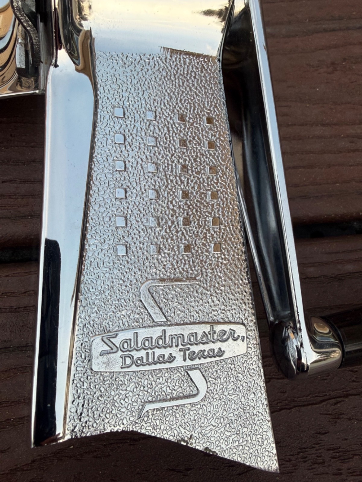Excellent VTG SaladMaster Metal Hand Crank Food Shredder Processor with 5 Cones