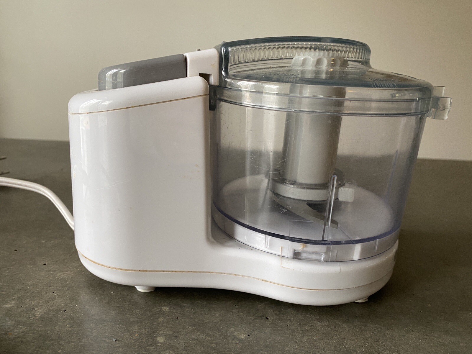 Black & Decker Handy Chopper Plus HC3000 1.5 Cup Electric Mincer Chopper Working