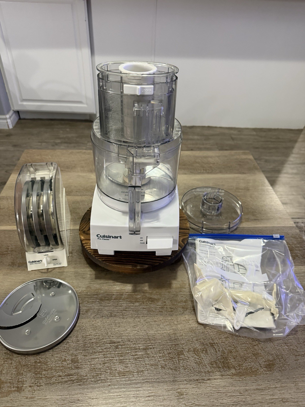 Cuisinart ~ Pro Classic 7 Cup Food Processor ~ DLC-10S ~ Complete W/ Accessories