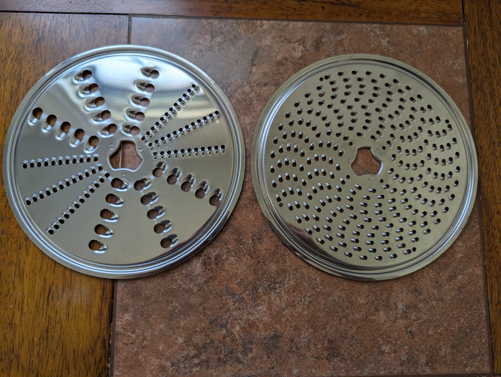 Bosch Universal Plus Reversible Coarse Fine Shredding Grate Disc Blade Accessory